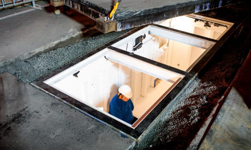 Mike Parr nhốt mình dưới lòng thành phố Hobart, từ ngày 14 đến 17/6. Mike Parr nhốt mình dưới lòng thành phố Hobart, từ ngày 14 đến 17/6.