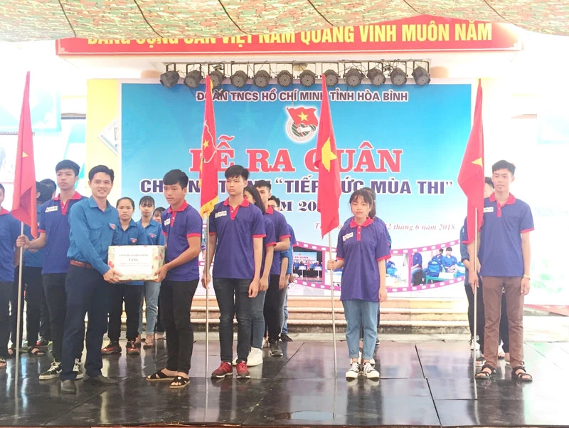 Tỉnh đoàn Hòa Bình: Ra quân chương trình “Tiếp sức mùa thi” năm 2018