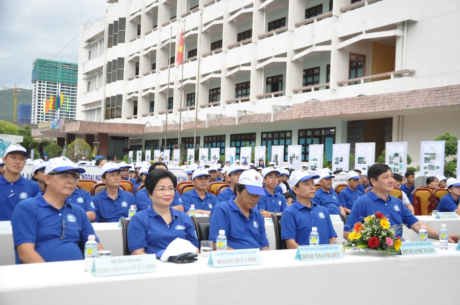 Hơn 1000 người tham gia Lễ mít tinh hưởng ứng ngày môi trường và ngày đại dương thế giới, tuần lễ biển và hải đảo Việt Nam.