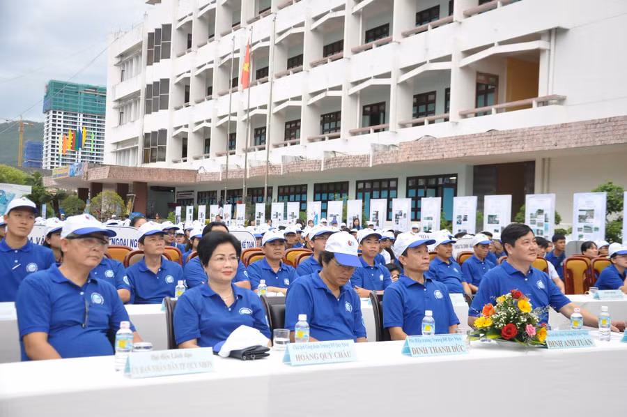 Hơn 1000 người tham gia Lễ mít tinh hưởng ứng ngày môi trường và ngày đại dương thế giới, tuần lễ biển và hải đảo Việt Nam.