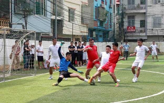 Một pha bóng của trận chung kết giữa Báo GD&TĐ (áo đỏ) và Sao Việt Media Một pha bóng của trận chung kết giữa Báo GD&TĐ (áo đỏ) và Sao Việt Media