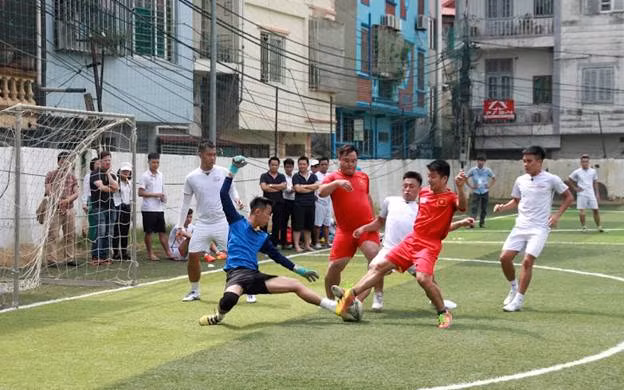 Một pha bóng của trận chung kết giữa Báo GD&TĐ (áo đỏ) và Sao Việt Media