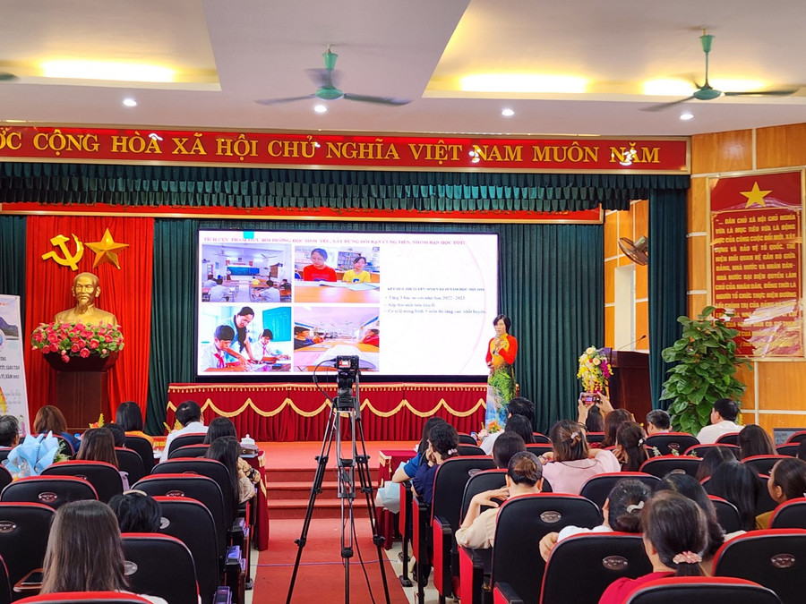 Hội trường cơ quan Phòng GD&amp;ĐT huyện Ba Vì có đầy đủ các trang thiết bị phục vụ hội nghị trực tuyến.