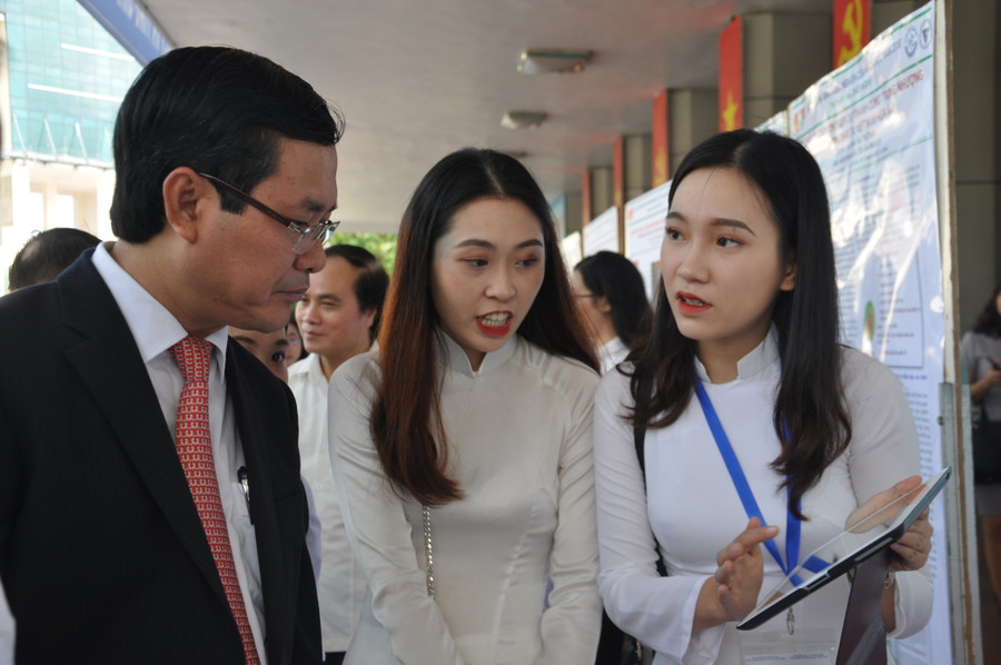 Thứ trưởng Nguyễn Văn Phúc tham quan Triển lãm