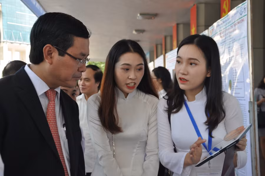 Thứ trưởng Nguyễn Văn Phúc tham quan Triển lãm