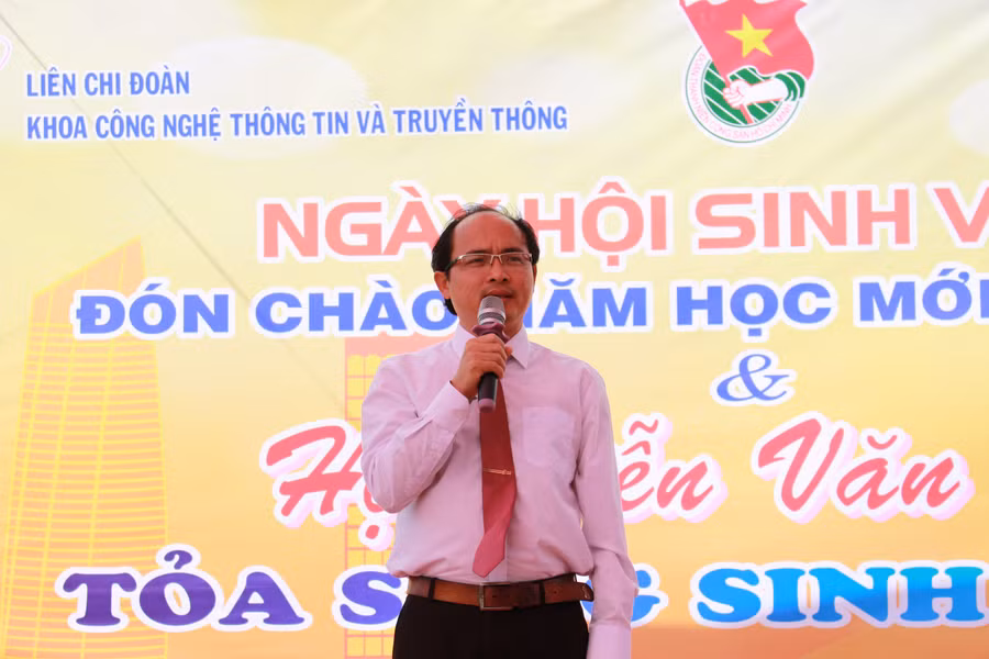 PGS.TS Huỳnh Công Pháp phát biểu chúc mừng tân sinh viên.