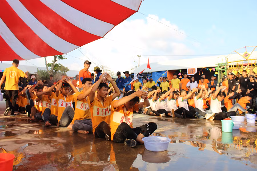 Sinh viên hào hứng tham gia các hoạt động