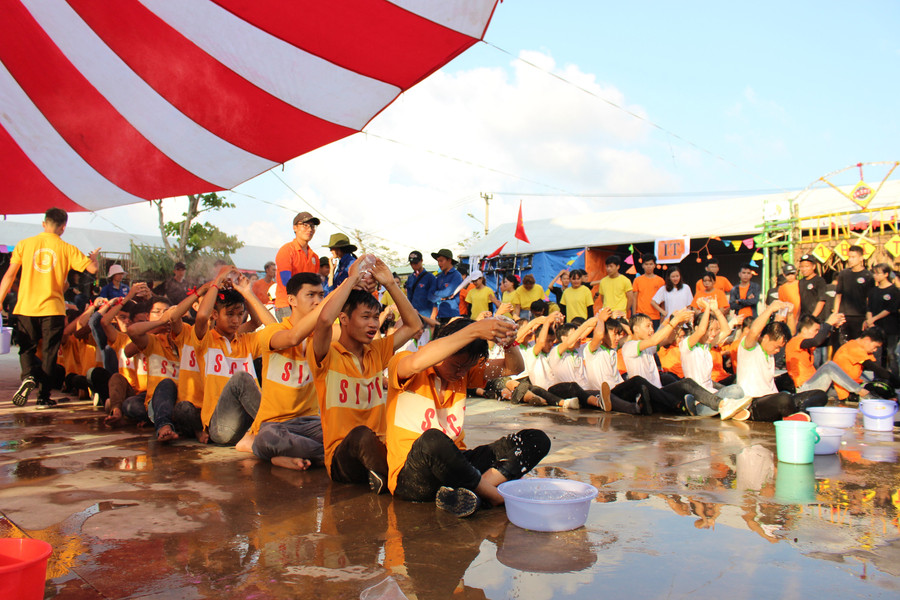 Sinh viên hào hứng tham gia các hoạt động