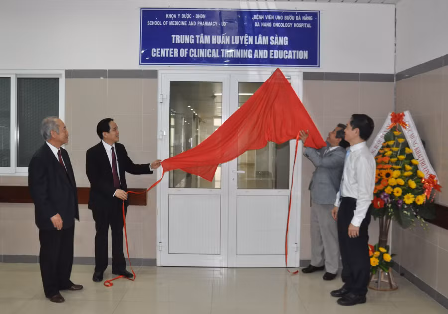 Lãnh đạo khoa Y dược (ĐH Đà Nẵng), Bệnh viên Ung Bướu Đà Nẵng thực hiện nghi thức khánh thành Trung tâm Huấn luyện lâm sàng.