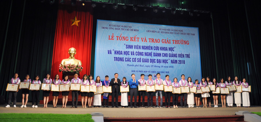 Thứ trưởng Nguyễn Văn Phúc trao 9 giải Nhất cho các đề tài Giải thưởng Sinh viên nghiên cứu khoa học năm 2018