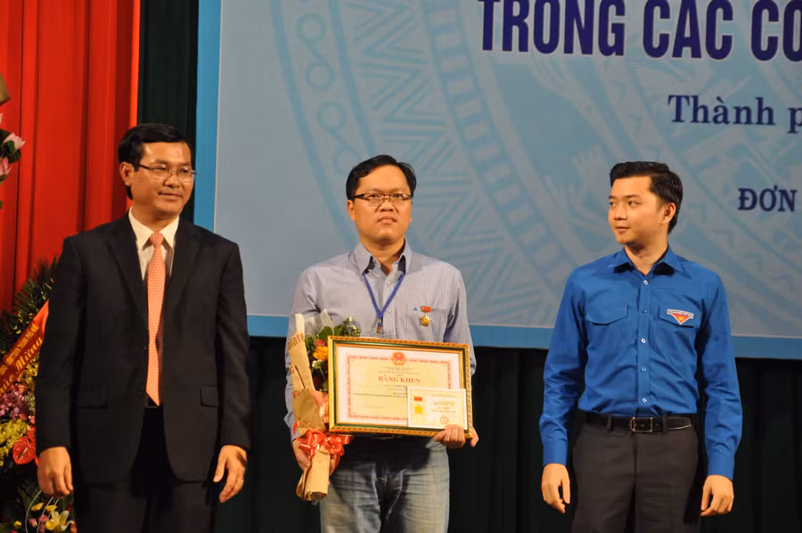 Thứ trưởng Nguyễn Văn Phúc trao tặng bằng khen cho giảng viên trẻ có công trình nghiên cứu đạt giải Nhất.