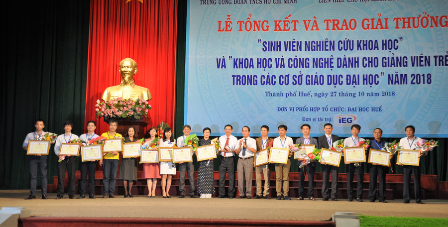 Ban tổ chức trao tặng bằng khen của Bộ GD&ĐT cho các tập thể đạt nhiều thành tích trong hoạt động khoa học – công nghệ.