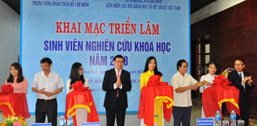 Lãnh đạo Bộ GD&ĐT, Bộ Khoa học và Công nghệ, Đại học Huế cắt băng khai mạc Triểm lãm Sinh viên nghiên cứu khoa học 2018.