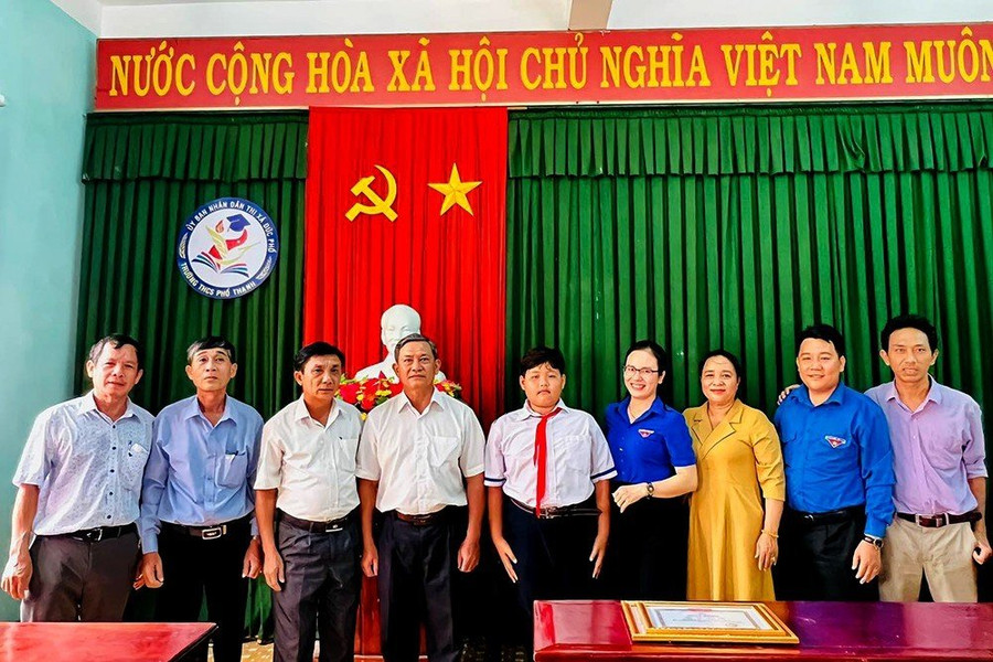 Thị đoàn Đức Phổ cũng đã tuyên dương, tặng giấy khen vì thành tích dũng cảm cứu người bị nạn cho em Võ Tấn Đệ. Ảnh DTT. Thị đoàn Đức Phổ cũng đã tuyên dương, tặng giấy khen vì thành tích dũng cảm cứu người bị nạn cho em Võ Tấn Đệ. Ảnh DTT.