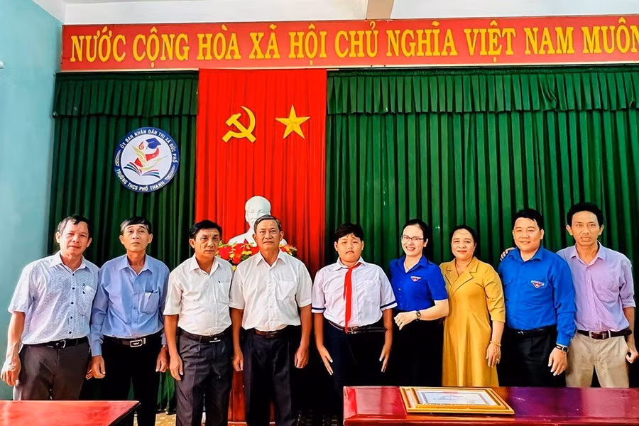 Thị đoàn Đức Phổ cũng đã tuyên dương, tặng giấy khen vì thành tích dũng cảm cứu người bị nạn cho em Võ Tấn Đệ. Ảnh DTT.