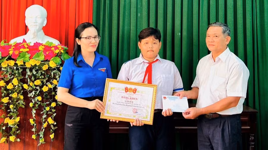 Tỉnh đoàn tặng bằng khen Tỉnh đoàn cho em Võ Tấn Đệ. Ảnh DTT.