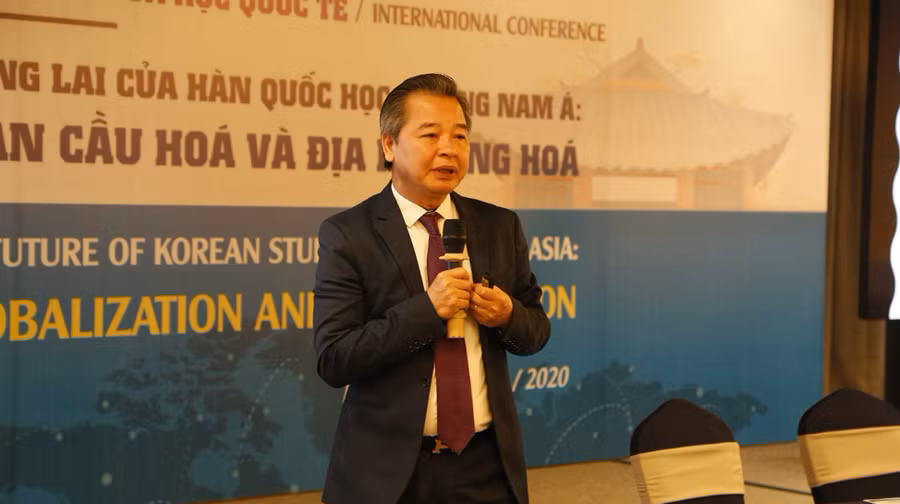 TS Phạm Quang Minh - Chủ tịch KoSASA trình bày báo cáo đề dẫn tại Hội thảo.