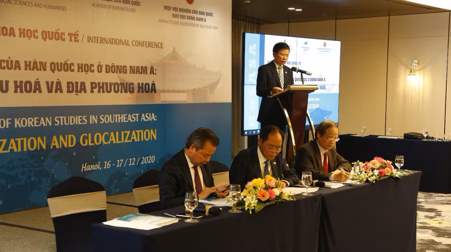 TS Hoàng Anh Tuấn – Phó Hiệu trưởng phụ trách Trường Đại học Khoa học Xã hội và Nhân văn, ĐHQGHN phát biểu khai mạc Hội thảo.