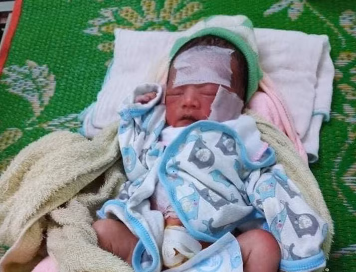 Cháu bé sơ sinh bị bỏ rơi ngoài rẫy bắp.