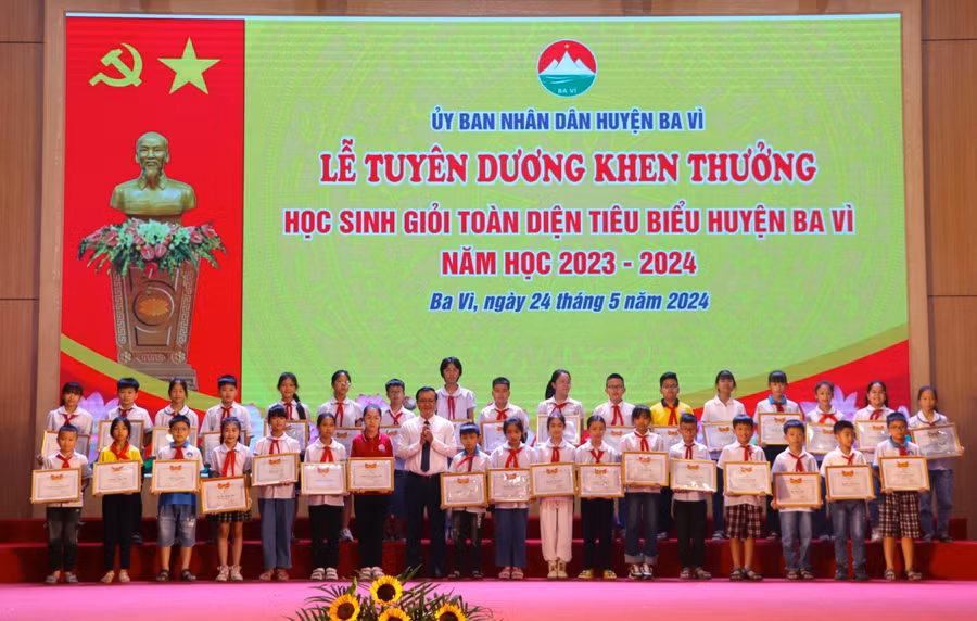 Chủ tịch UBND huyện Ba Vì Đỗ Mạnh Hưng trao thưởng cho các em học sinh xuất sắc.