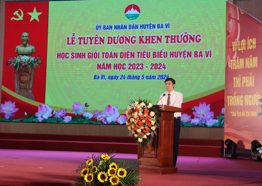 Ông Phùng Ngọc Oanh, Trưởng Phòng GD&ĐT Ba Vì. Ông Phùng Ngọc Oanh, Trưởng Phòng GD&ĐT Ba Vì.