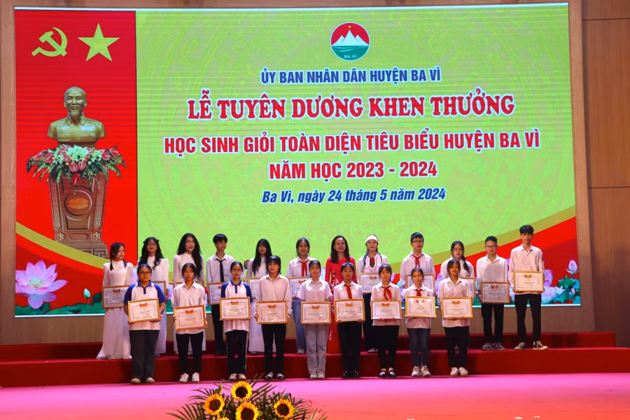 Phó Giám đốc Sở GD&ĐT Hà Nội Vương Hương Giang dự và trao thưởng cho các em học sinh tiêu biểu huyện Ba Vì.