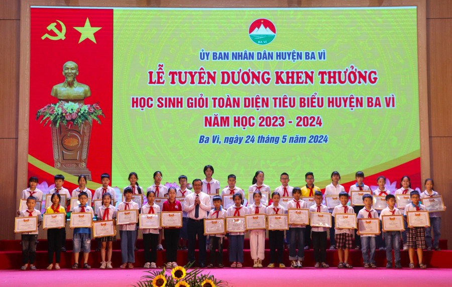 Chủ tịch UBND huyện Ba Vì Đỗ Mạnh Hưng trao thưởng cho các em học sinh xuất sắc. Chủ tịch UBND huyện Ba Vì Đỗ Mạnh Hưng trao thưởng cho các em học sinh xuất sắc.