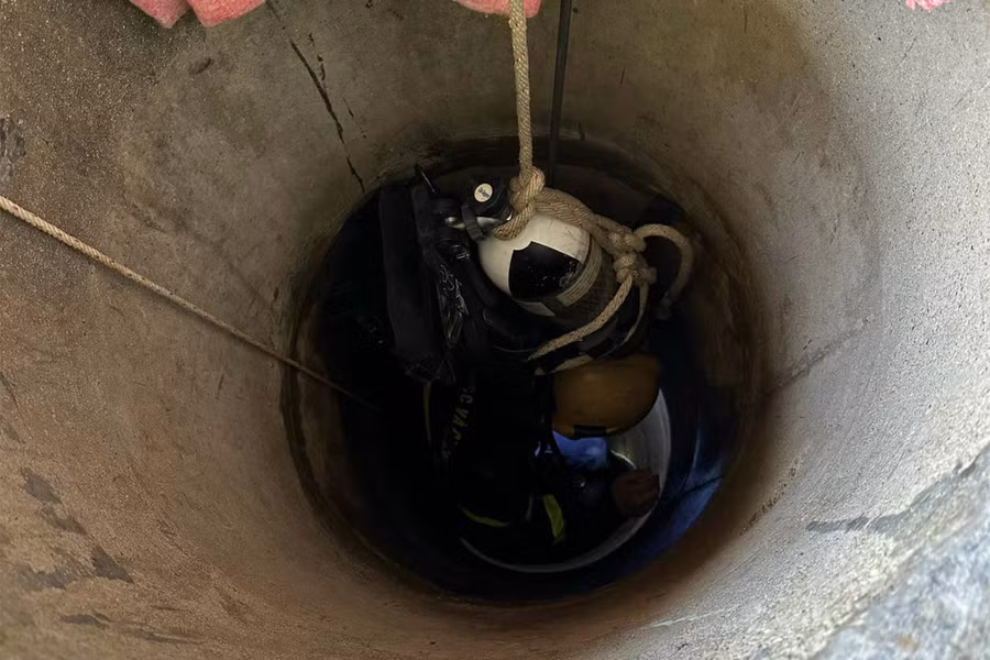 Giếng sâu nơi xảy ra sự việc đau lòng. Ảnh: Phòng PCCC&amp;CNCH Công an tỉnh Nghệ An.