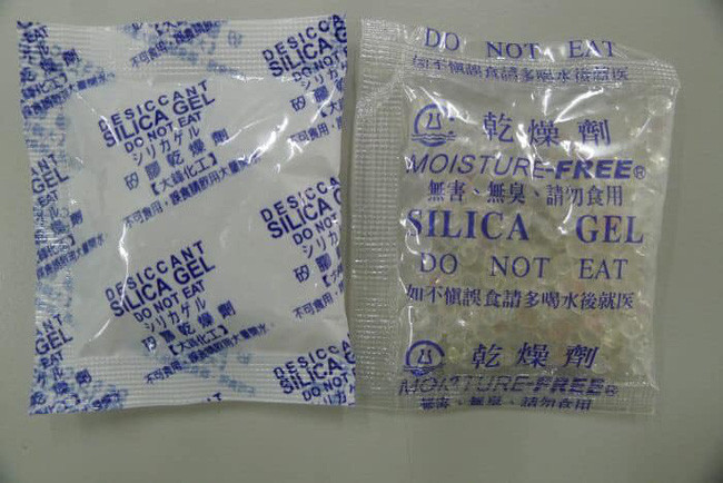 Lời khuyên chuẩn xác của bác sĩ về cách xử lý khi trẻ nuốt nhầm phải gói hút ẩm, cha mẹ không thể bỏ qua - Ảnh 2.