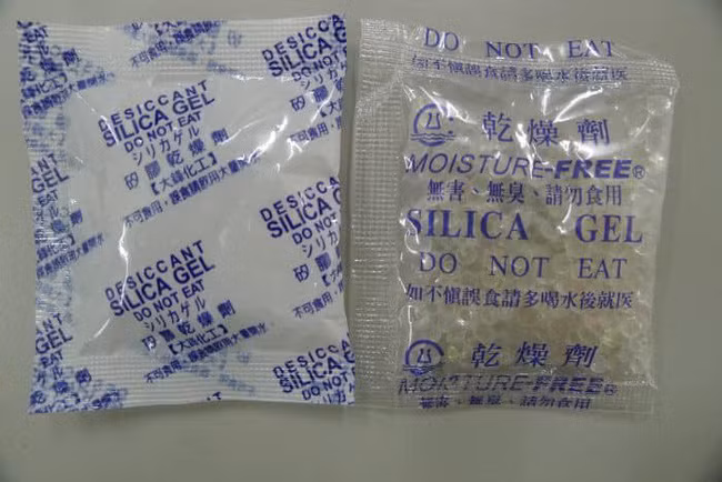 Lời khuyên chuẩn xác của bác sĩ về cách xử lý khi trẻ nuốt nhầm phải gói hút ẩm, cha mẹ không thể bỏ qua - Ảnh 2.