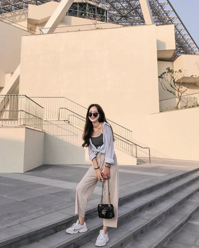 Hè sắp qua thu sắp đến mà còn chưa sắm cho mình một chiếc sơ mi oversize thì style của bạn đã tụt điểm vài phần - Ảnh 9. Hè sắp qua thu sắp đến mà còn chưa sắm cho mình một chiếc sơ mi oversize thì style của bạn đã tụt điểm vài phần - Ảnh 9.