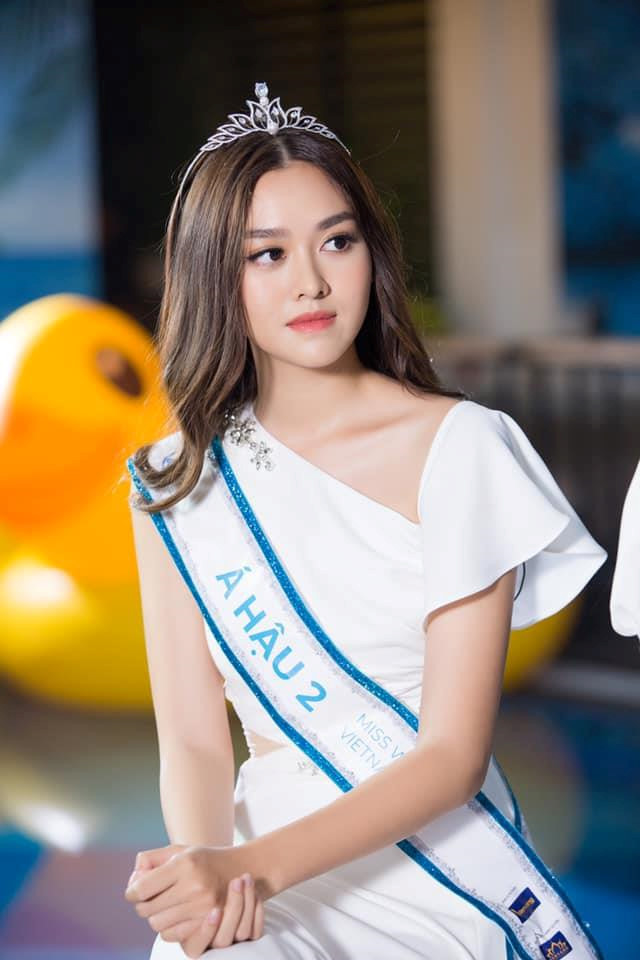 Gu ăn mặc cá tính, nổi loạn của chị gái Á hậu Tường San ảnh 2 Chi gai co gu an mac ca tinh, noi loan hon han A hau Tuong San hinh anh 2