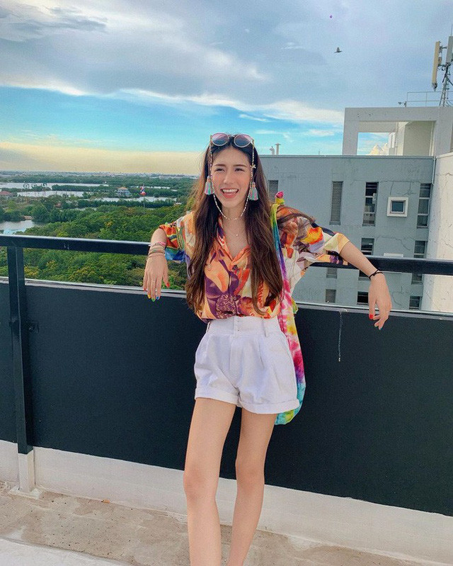 Hè sắp qua thu sắp đến mà còn chưa sắm cho mình một chiếc sơ mi oversize thì style của bạn đã tụt điểm vài phần - Ảnh 10. Hè sắp qua thu sắp đến mà còn chưa sắm cho mình một chiếc sơ mi oversize thì style của bạn đã tụt điểm vài phần - Ảnh 10.