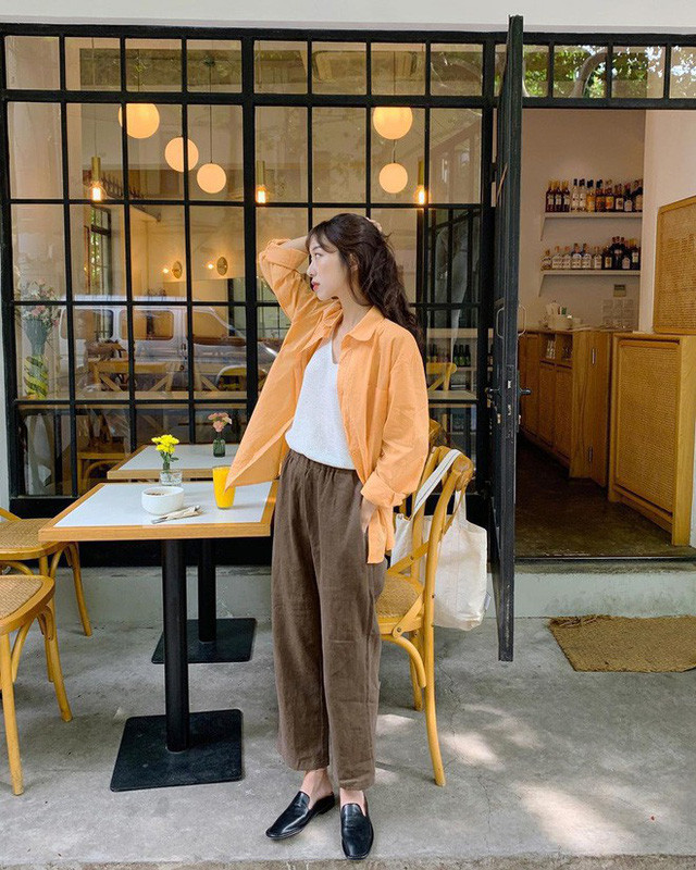 Hè sắp qua thu sắp đến mà còn chưa sắm cho mình một chiếc sơ mi oversize thì style của bạn đã tụt điểm vài phần - Ảnh 11. Hè sắp qua thu sắp đến mà còn chưa sắm cho mình một chiếc sơ mi oversize thì style của bạn đã tụt điểm vài phần - Ảnh 11.