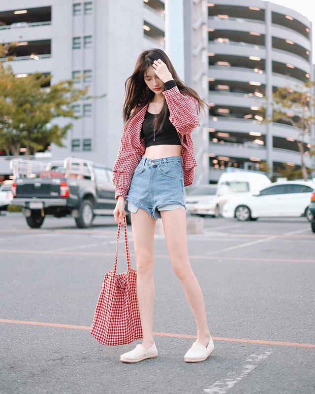 Hè sắp qua thu sắp đến mà còn chưa sắm cho mình một chiếc sơ mi oversize thì style của bạn đã tụt điểm vài phần - Ảnh 7. Hè sắp qua thu sắp đến mà còn chưa sắm cho mình một chiếc sơ mi oversize thì style của bạn đã tụt điểm vài phần - Ảnh 7.