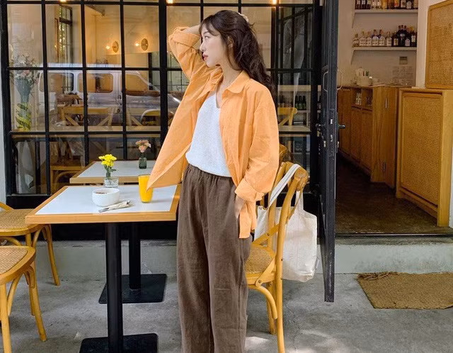 Khi chọn sơ mi bạn nên ưu tiên cho những mẫu áo dài tay hoặc áo tay lửng vì chúng sẽ có độ tiện dụng cao hơn so với những thiết kế ngắn tay hoặc không tay.