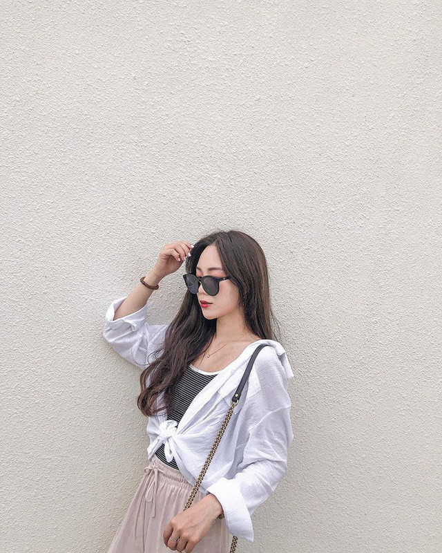 Hè sắp qua thu sắp đến mà còn chưa sắm cho mình một chiếc sơ mi oversize thì style của bạn đã tụt điểm vài phần - Ảnh 3. Hè sắp qua thu sắp đến mà còn chưa sắm cho mình một chiếc sơ mi oversize thì style của bạn đã tụt điểm vài phần - Ảnh 3.