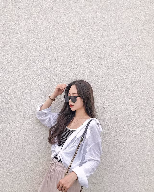 Hè sắp qua thu sắp đến mà còn chưa sắm cho mình một chiếc sơ mi oversize thì style của bạn đã tụt điểm vài phần - Ảnh 3.