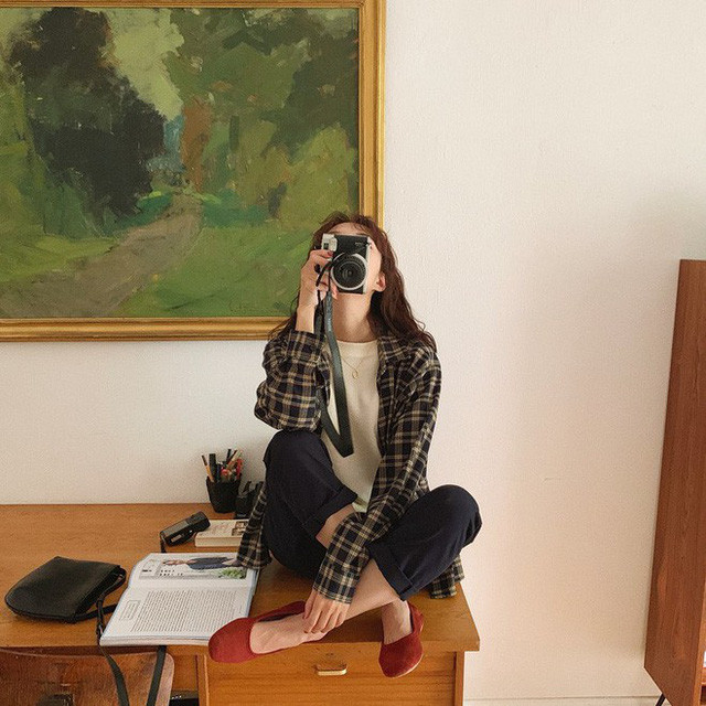 Hè sắp qua thu sắp đến mà còn chưa sắm cho mình một chiếc sơ mi oversize thì style của bạn đã tụt điểm vài phần - Ảnh 2. Hè sắp qua thu sắp đến mà còn chưa sắm cho mình một chiếc sơ mi oversize thì style của bạn đã tụt điểm vài phần - Ảnh 2.