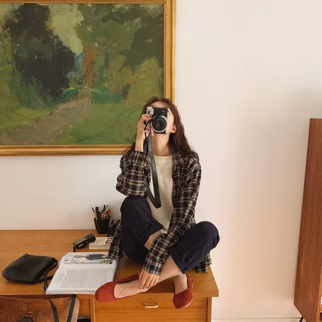 Hè sắp qua thu sắp đến mà còn chưa sắm cho mình một chiếc sơ mi oversize thì style của bạn đã tụt điểm vài phần - Ảnh 2.