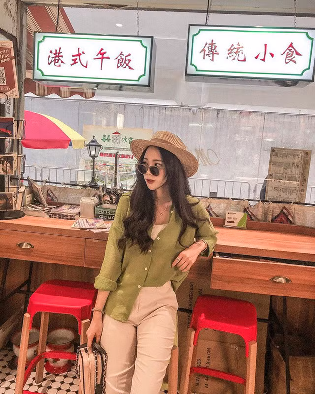 Hè sắp qua thu sắp đến mà còn chưa sắm cho mình một chiếc sơ mi oversize thì style của bạn đã tụt điểm vài phần - Ảnh 1.