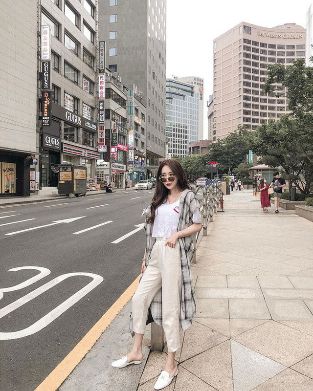 Hè sắp qua thu sắp đến mà còn chưa sắm cho mình một chiếc sơ mi oversize thì style của bạn đã tụt điểm vài phần - Ảnh 12. Hè sắp qua thu sắp đến mà còn chưa sắm cho mình một chiếc sơ mi oversize thì style của bạn đã tụt điểm vài phần - Ảnh 12.