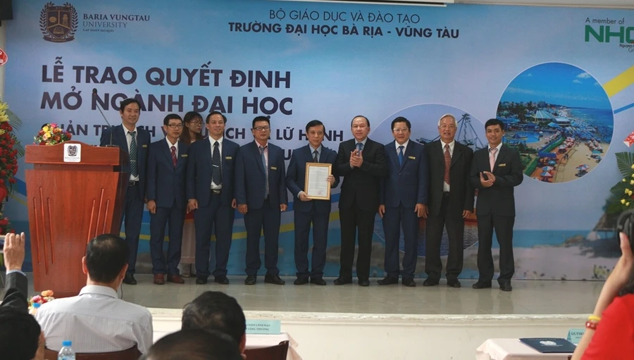 GS.TSKH Hoàng Văn Kiếm – Hiệu trưởng BVU nhận quyết định cho phép mở ngành mới của Bộ GD&ĐT từ tay Tiến sĩ Hà Hữu Phúc