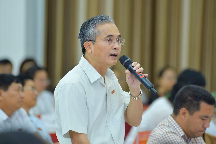 Ông Lê Ngọc Hoa – Phó Chủ tịch UBND tỉnh Nghệ An phát biểu tại nghị trường. Ảnh: Báo Nghệ An