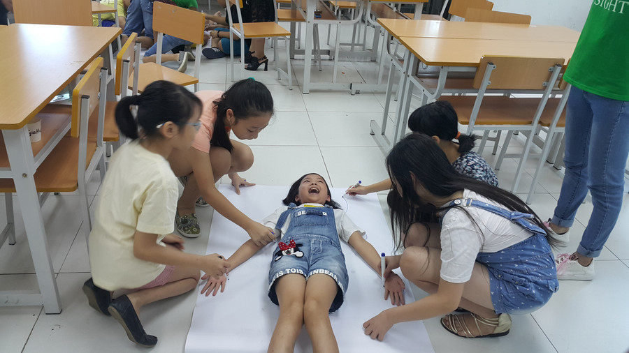 Các em nhỏ hào hứng tham gia khóa học Các em nhỏ hào hứng tham gia khóa học