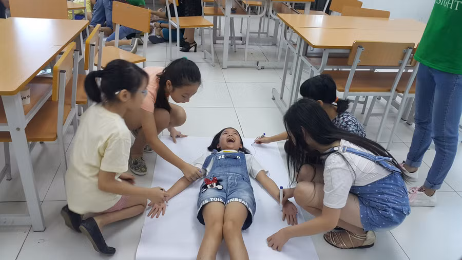 Các em nhỏ hào hứng tham gia khóa học