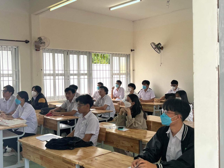 Học sinh huyện Côn đảo trong giờ điểm danh, làm thủ tục dự thi