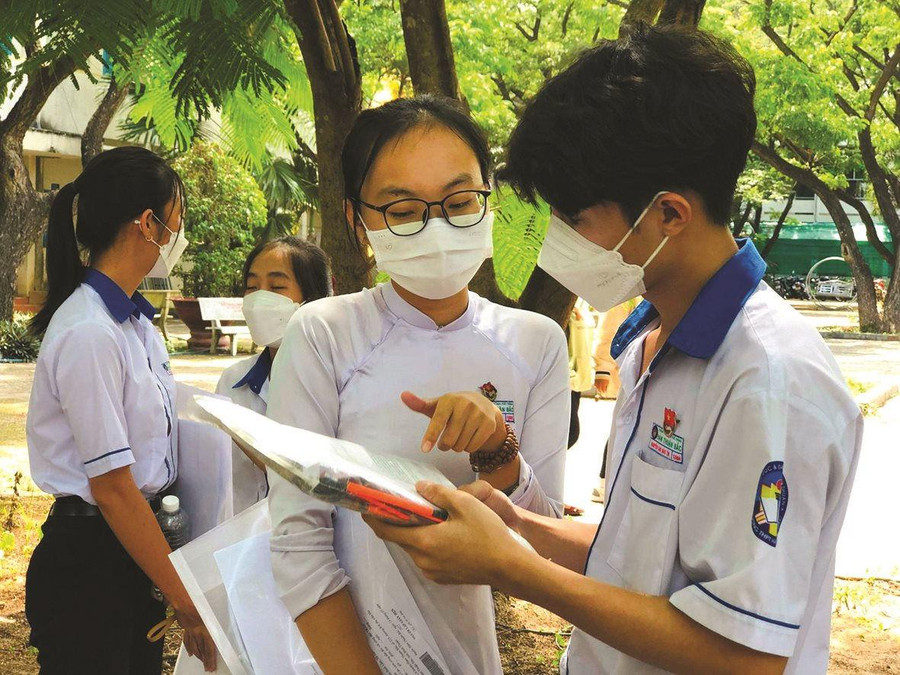 Học sinh tỉnh Bình Thuận vẫn đeo khẩu trang xuyên suốt trong quá trình tham gia dự thi