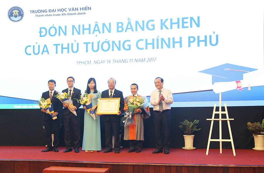 Đại diện trường ĐH Văn Hiến đón nhận bằng khen của Thủ tướng Chính phủ Đại diện trường ĐH Văn Hiến đón nhận bằng khen của Thủ tướng Chính phủ