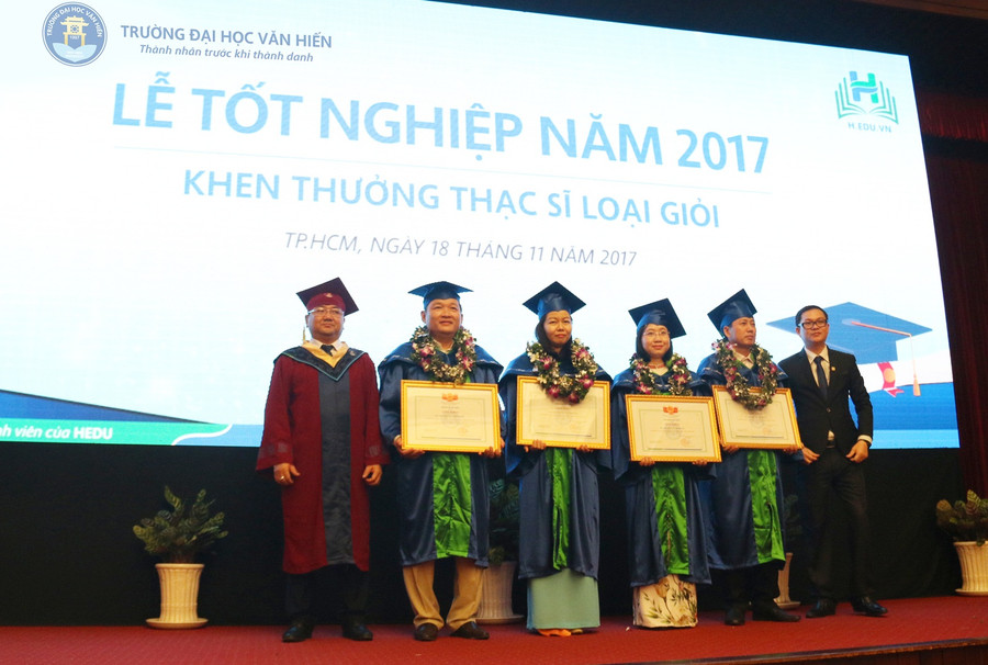 PGS.TS Nguyễn Minh Đức - Chủ tịch Hội đồng Khoa học & Đào tạo trao bằng khen cho tân Thạc sĩ đạt loại giỏi PGS.TS Nguyễn Minh Đức - Chủ tịch Hội đồng Khoa học & Đào tạo trao bằng khen cho tân Thạc sĩ đạt loại giỏi